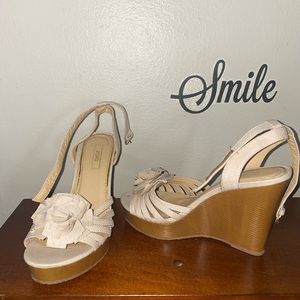 Tan flower wedges